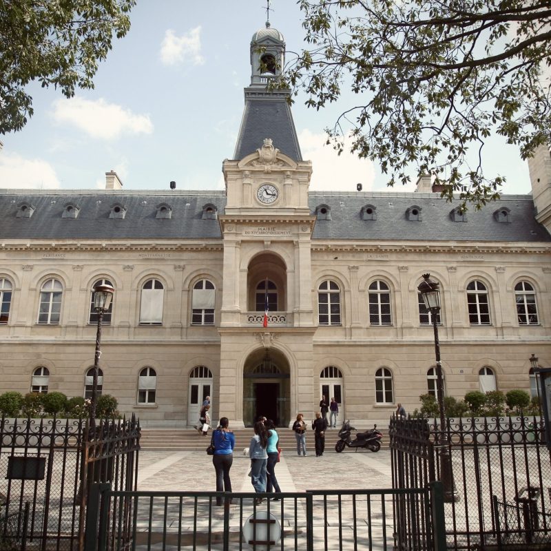 Photo prise le 20 juillet 2009 de la faÁade de la mairie du 14e arrondissement de Paris. AFP PHOTO BENJAMIN GAVAUDO (Photo by BENJAMIN GAVAUDO / AFP)